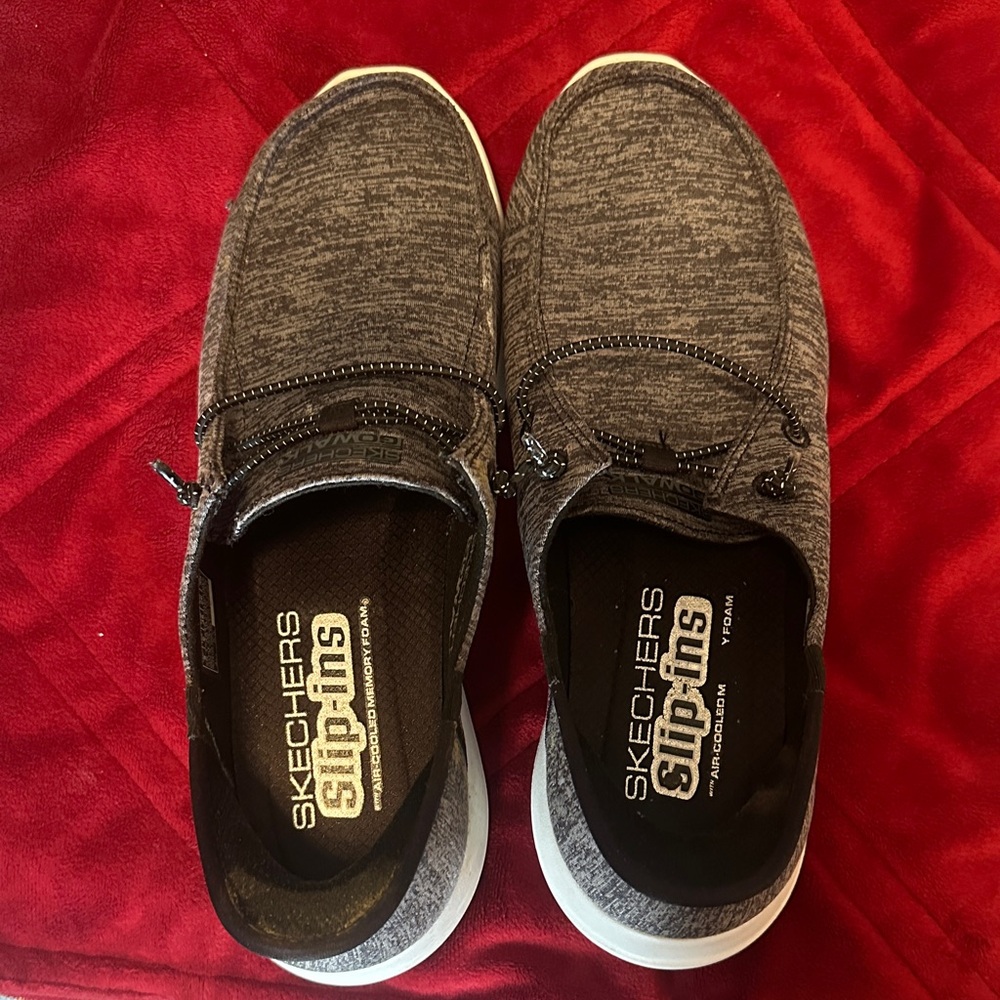 Skechers Women’s Slip-On Casual Loafers in Gray Knit- Size 9